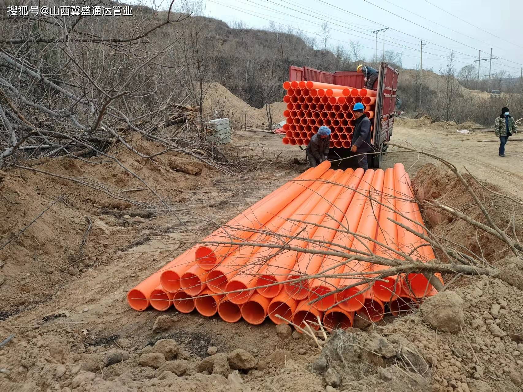 太原古交mpp電力管工地卸車,外徑為200的mpp電力管工地現場實拍.