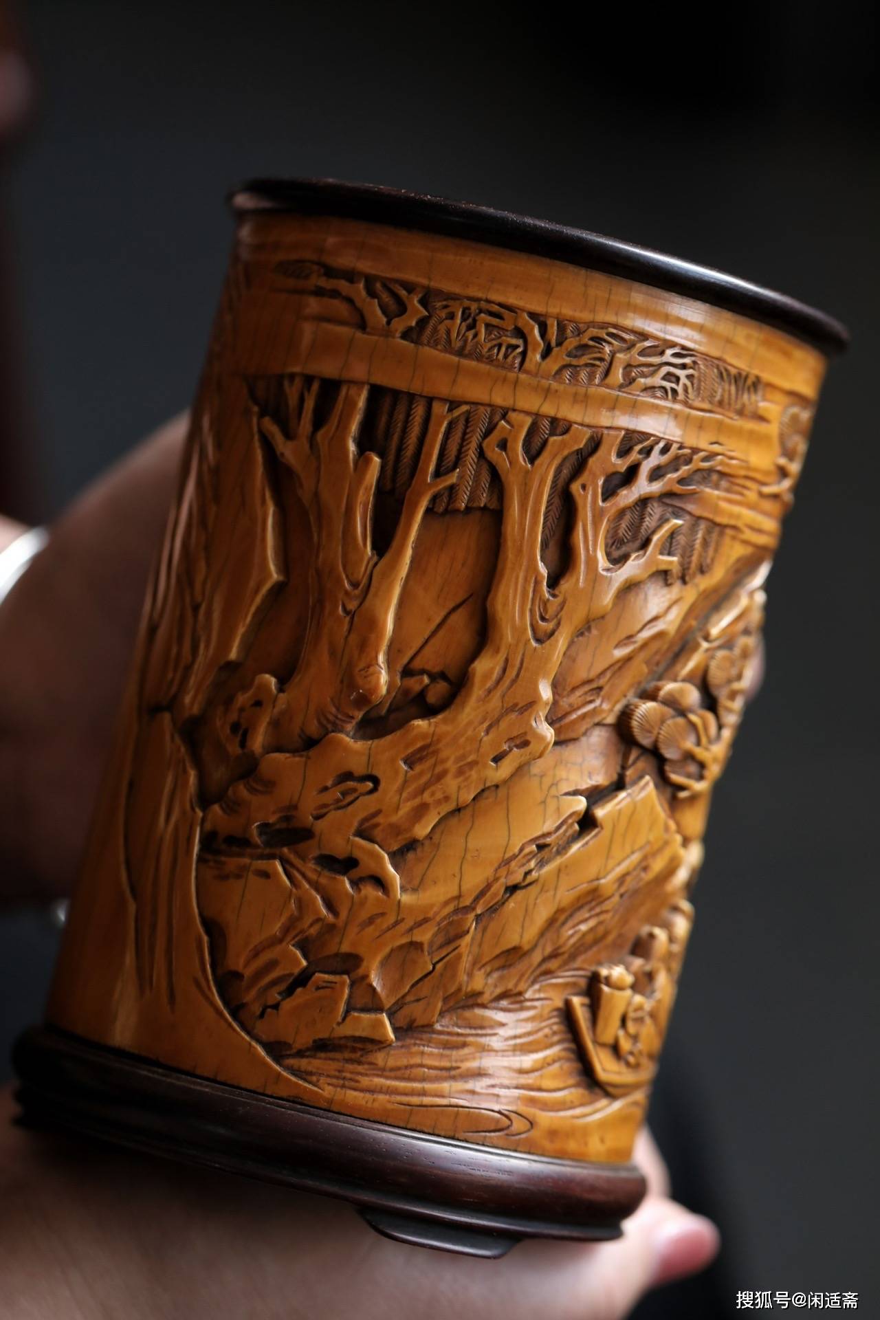 原创文房雅玩夜游赤壁图牙雕笔筒