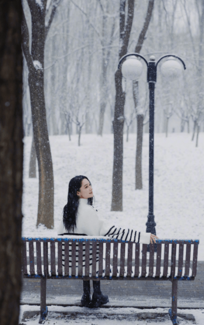 演技|李沁晒雪中美照，景美人更美，彰显青春活力