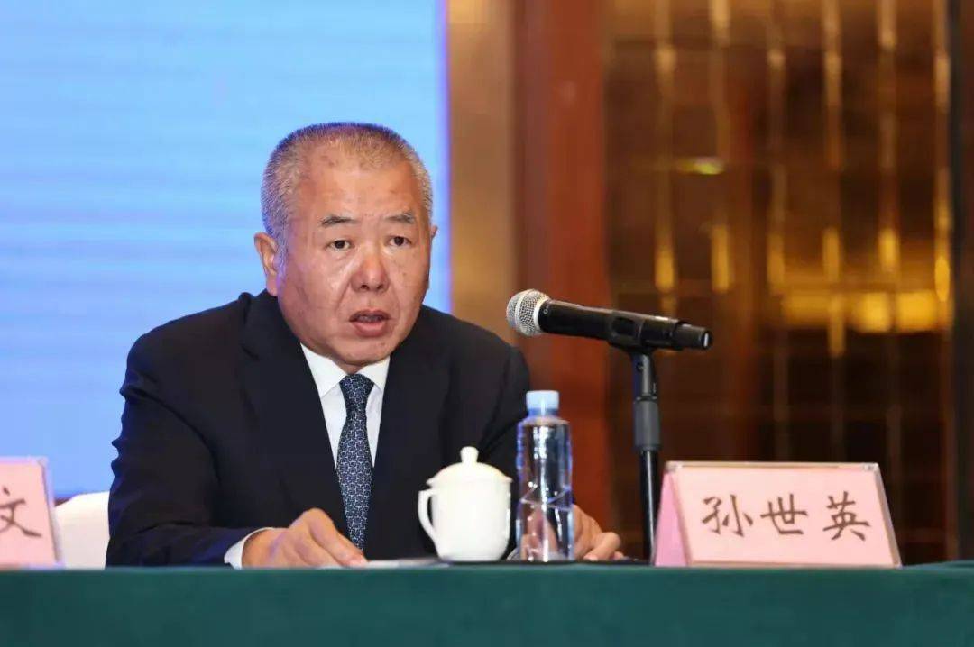东航一负责人的回答引群嘲老胡这样看