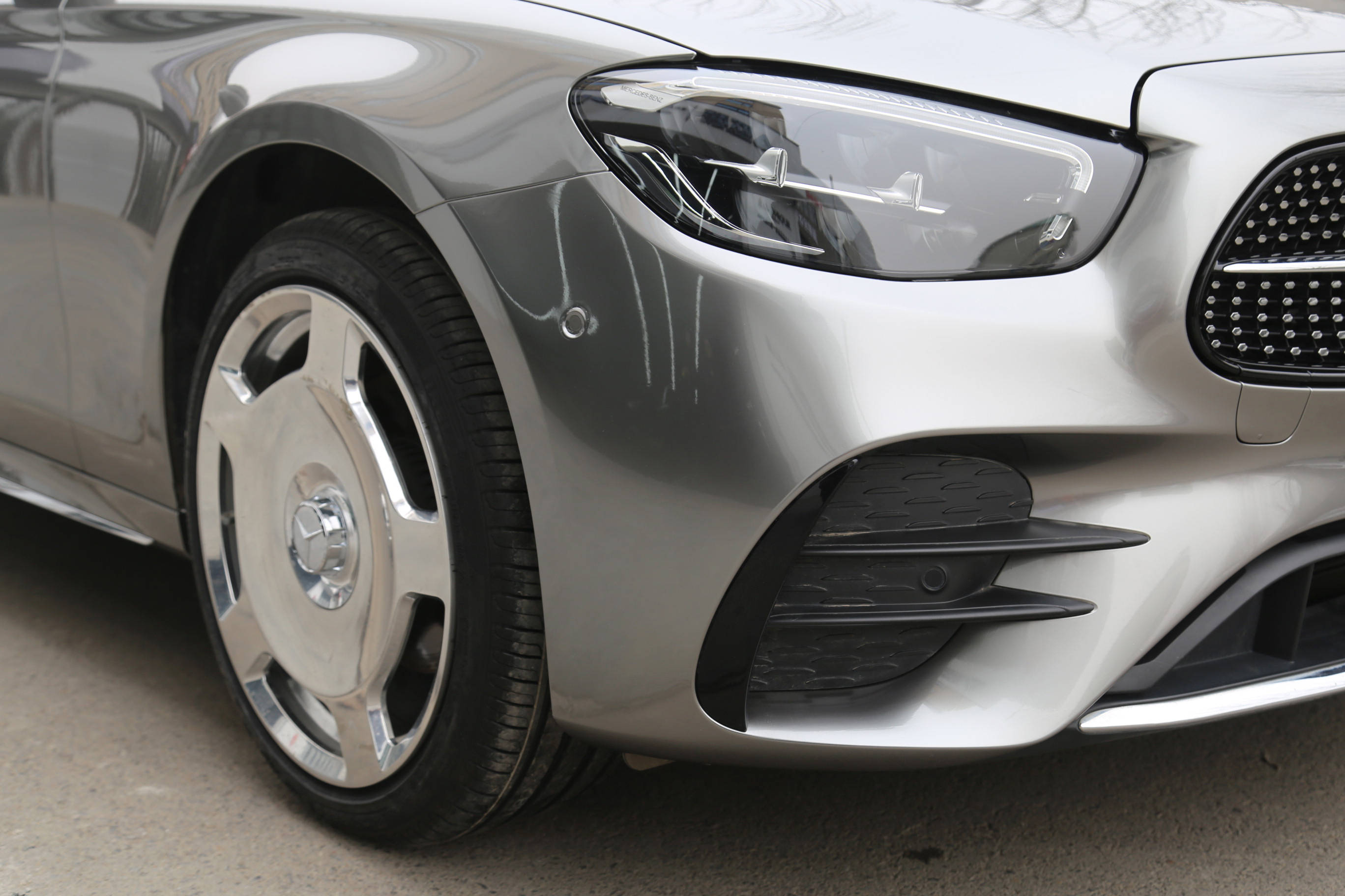 奔驰e级济南欧瑟全车改色液态金属银大饼轮毂