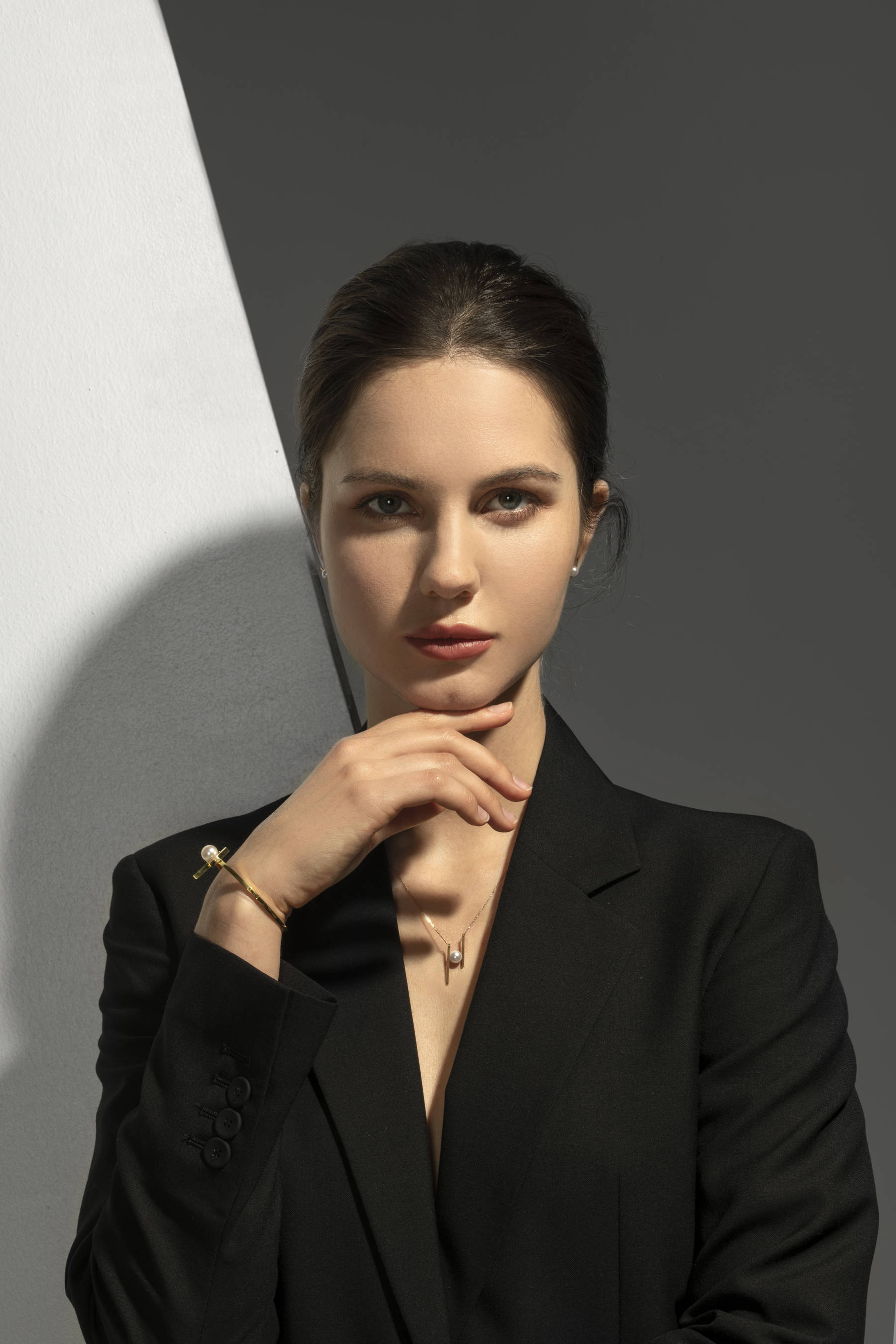 优雅的女人,值得我们回味,而她们的优雅大气都离不开珍珠项链的搭配