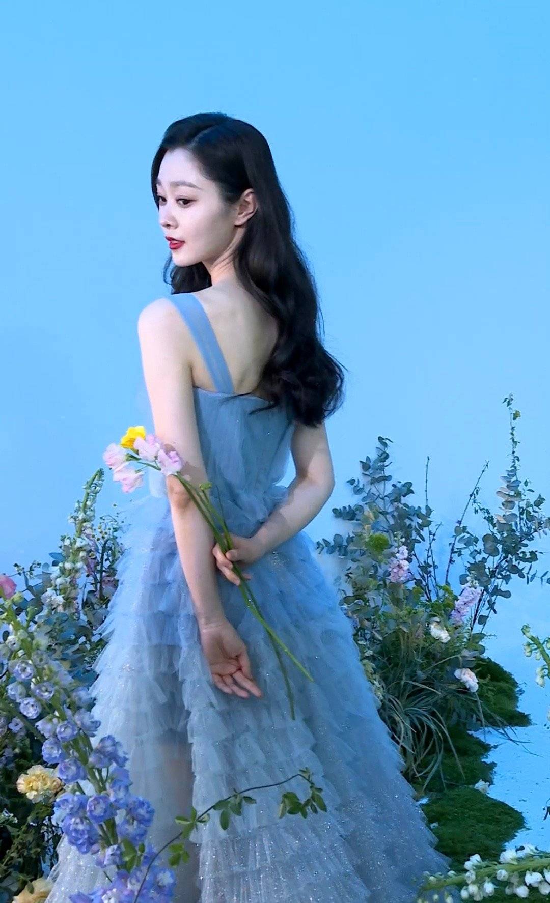 宋轶春日氛围感大片释出 穿梦幻瓷青色长裙超优雅