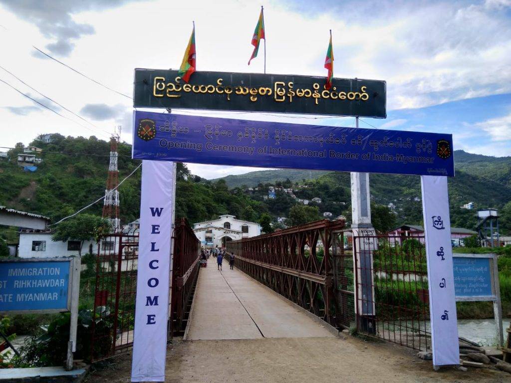 原创钦邦抵抗武装在印缅第二大口岸里哈瓦尔用该组织旗帜替换缅甸国旗