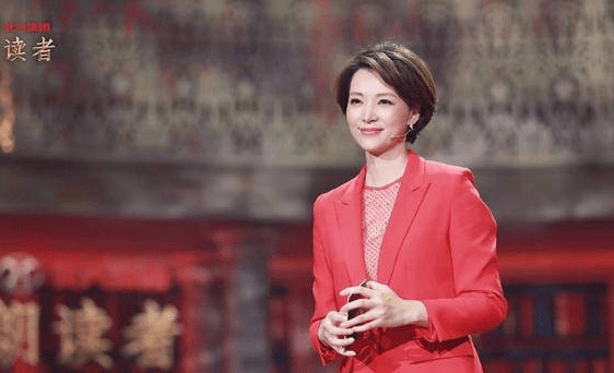 主理 如何穿得得体大方,董卿教你40多岁时如何保持优雅,尽展知性美