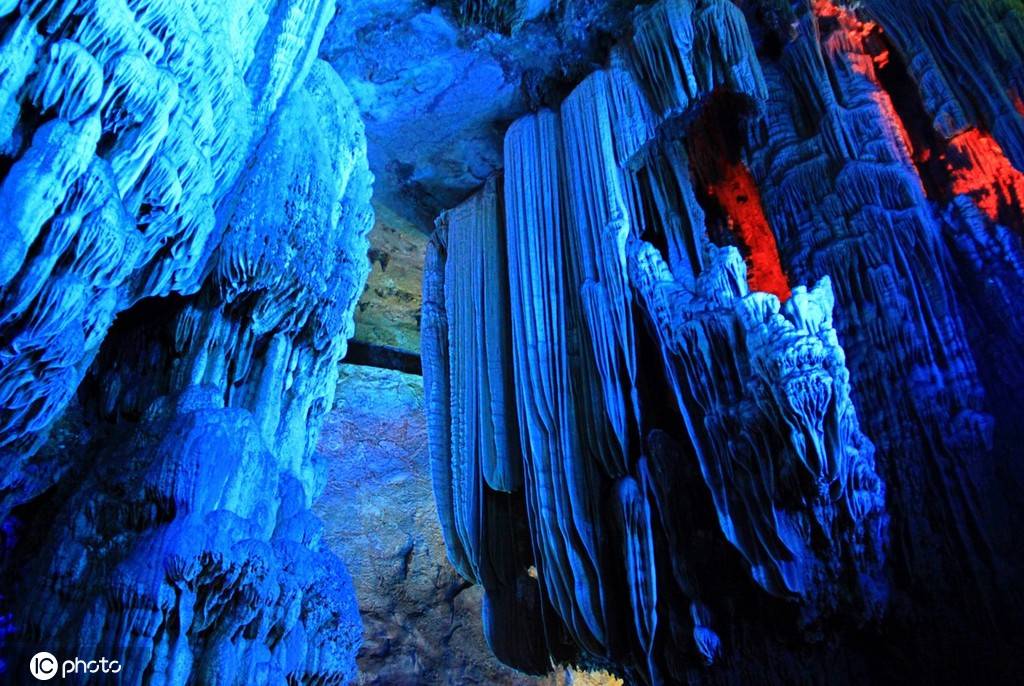 银子岩景区位于桂林市荔浦县马岭镇,距桂林市中心85公里,离阳朔县城18