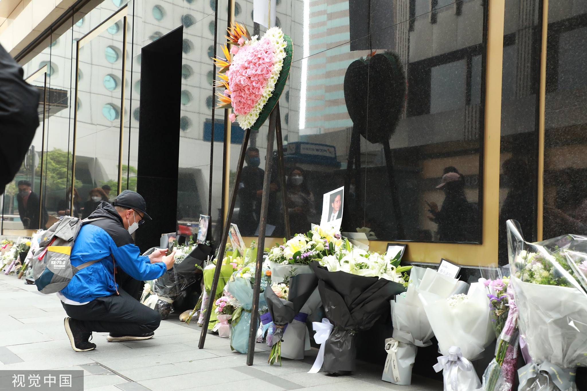 4月1日,香港,張國榮逝世19週年,眾多粉絲抵達文華酒店獻花悼念