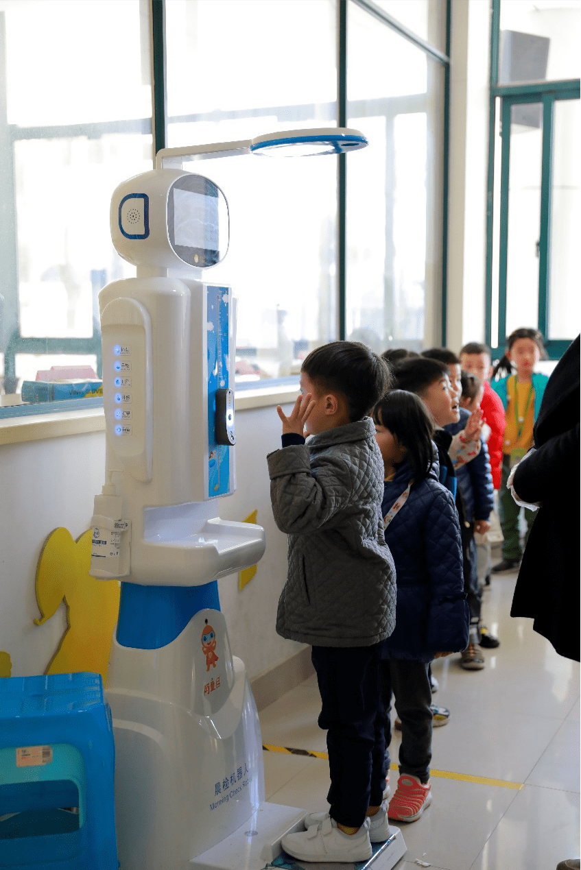 疫情当下,幼儿园如何选择适合的晨检机器人?_产品_儿童_智能化