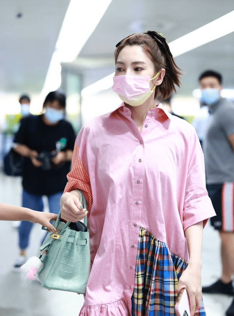 原创张雨绮穿粉色衬衫连衣裙肌肤白皙粉嫩似少女