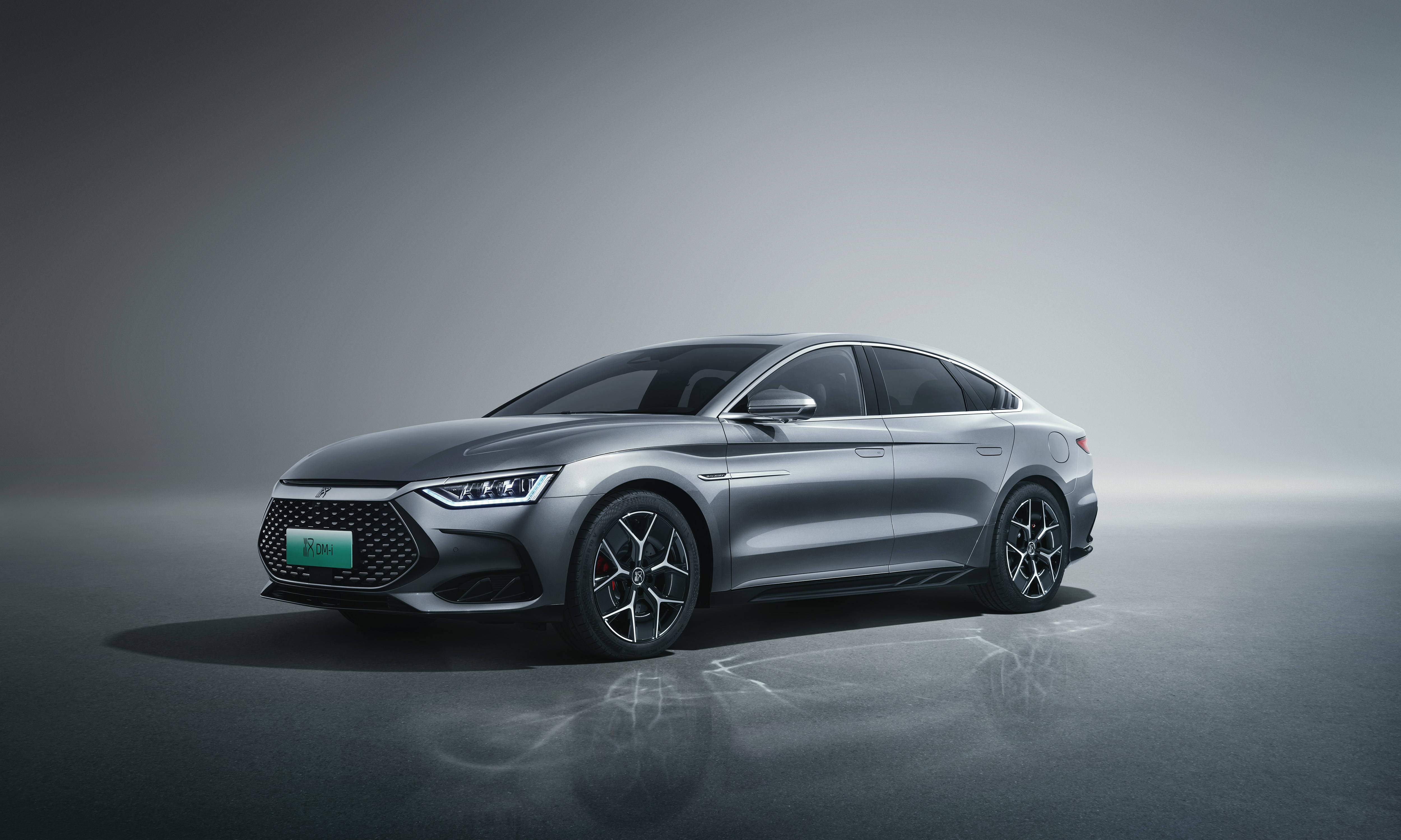 领创四大标杆实力最高3298万的比亚迪汉家族全新上市露峥嵘