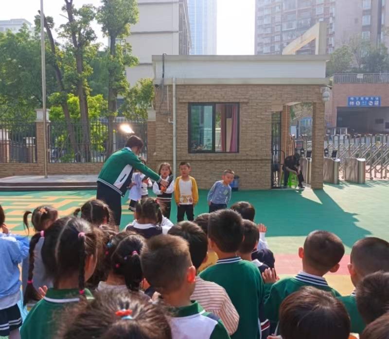 泸州市龙腾路幼儿园开展交通安全主题升旗仪式