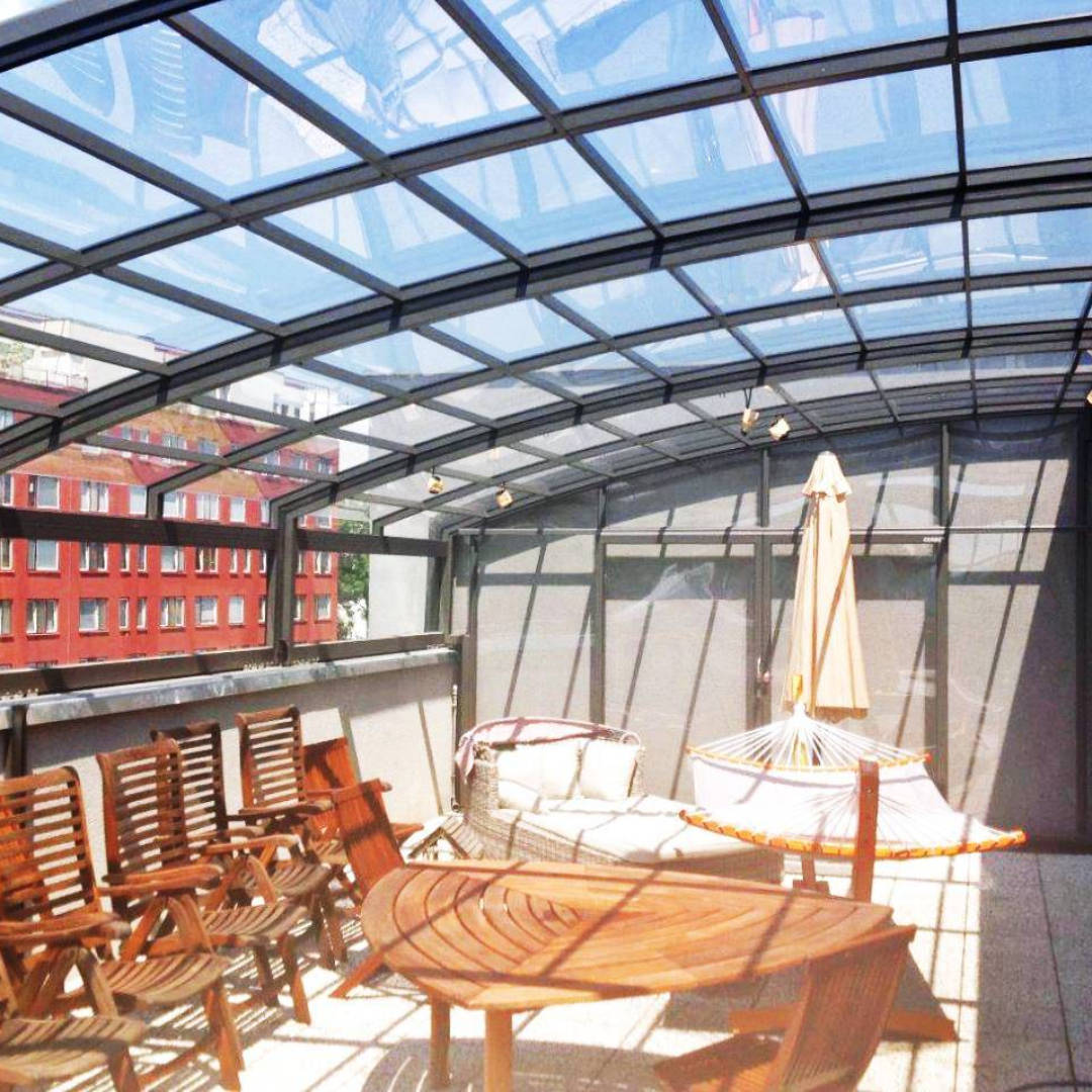 聚碳酸酯板,作为移动阳光房的主要搭建板材,外观精美,有着比肩玻璃的