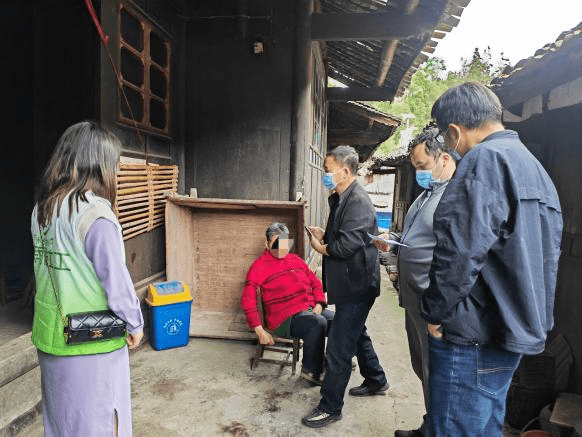 新晃县鱼市镇基层社工站民政社工开展低保入户核查