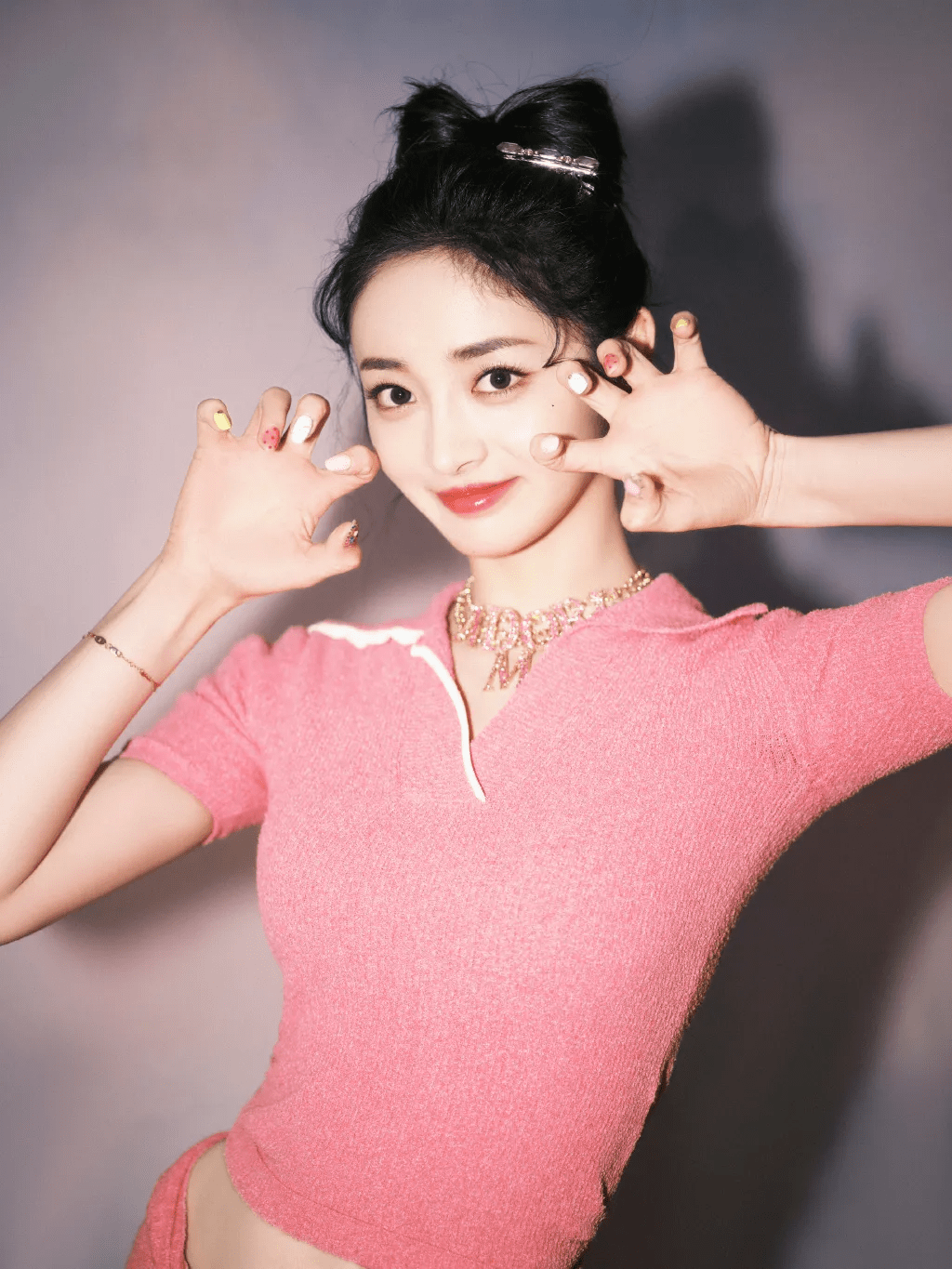 周洁琼一身金粉色穿搭梦幻又美丽少女感满满