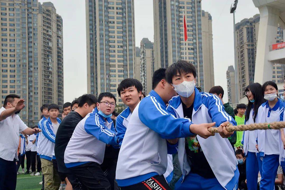 中国五冶高级技工学校龙泉校区信息工程系举行拔河比赛