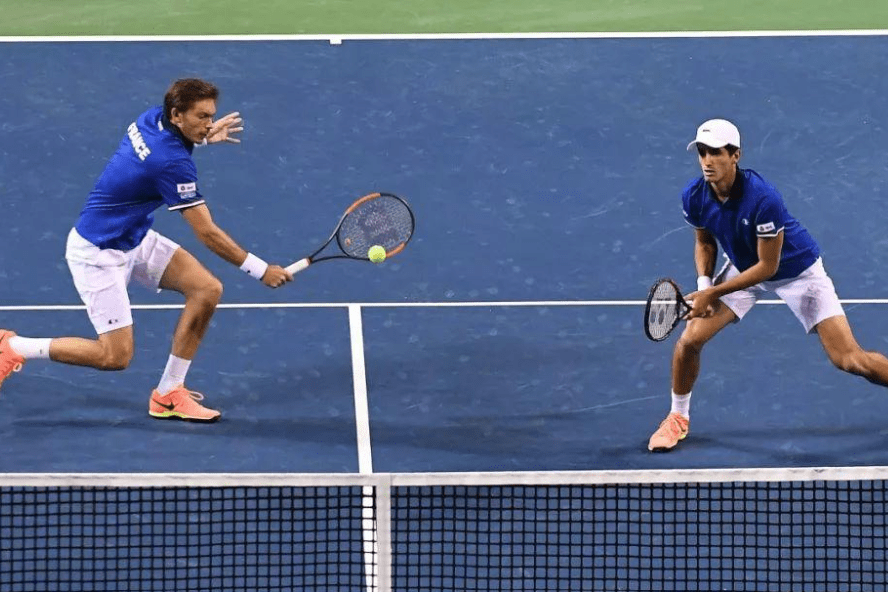 打网球如何盯球网前截击球看拍面朝向高压球盯住球