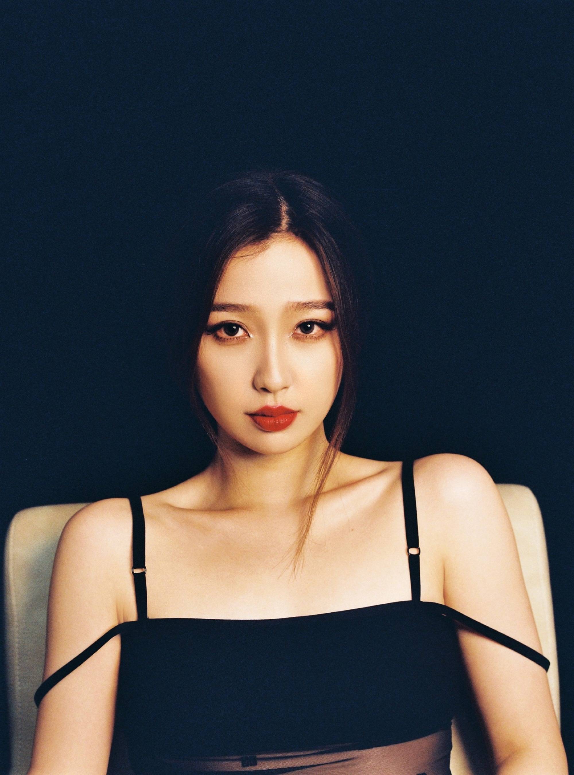 虞书欣辣妹风写真释出着黑色细带短裙性感妩媚