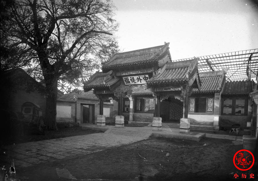 原创晚清老照片衙门公堂朴素简陋摆万民伞撑场面