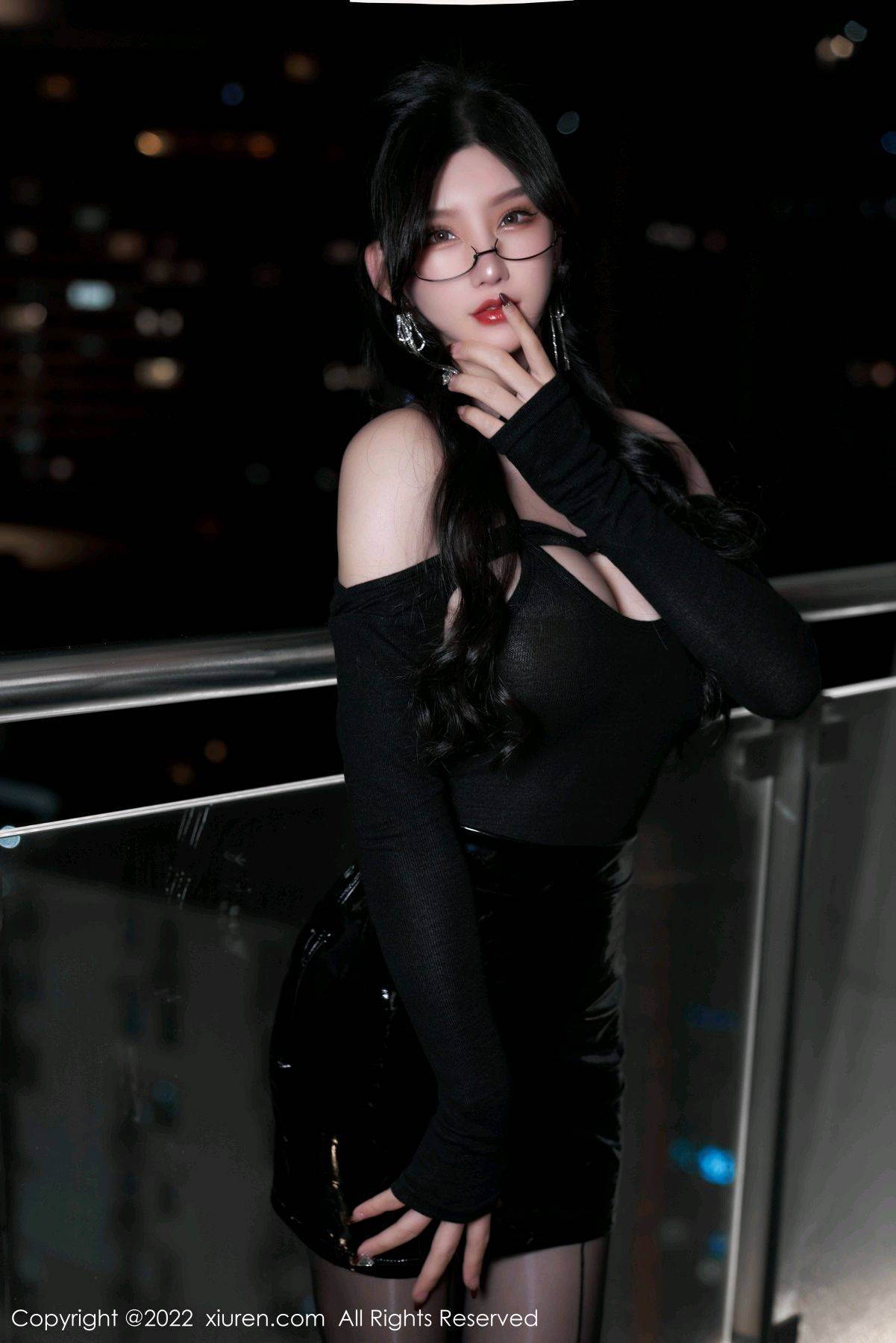 一向柔和温婉的周于希身穿皮裙却有种满满的高级感