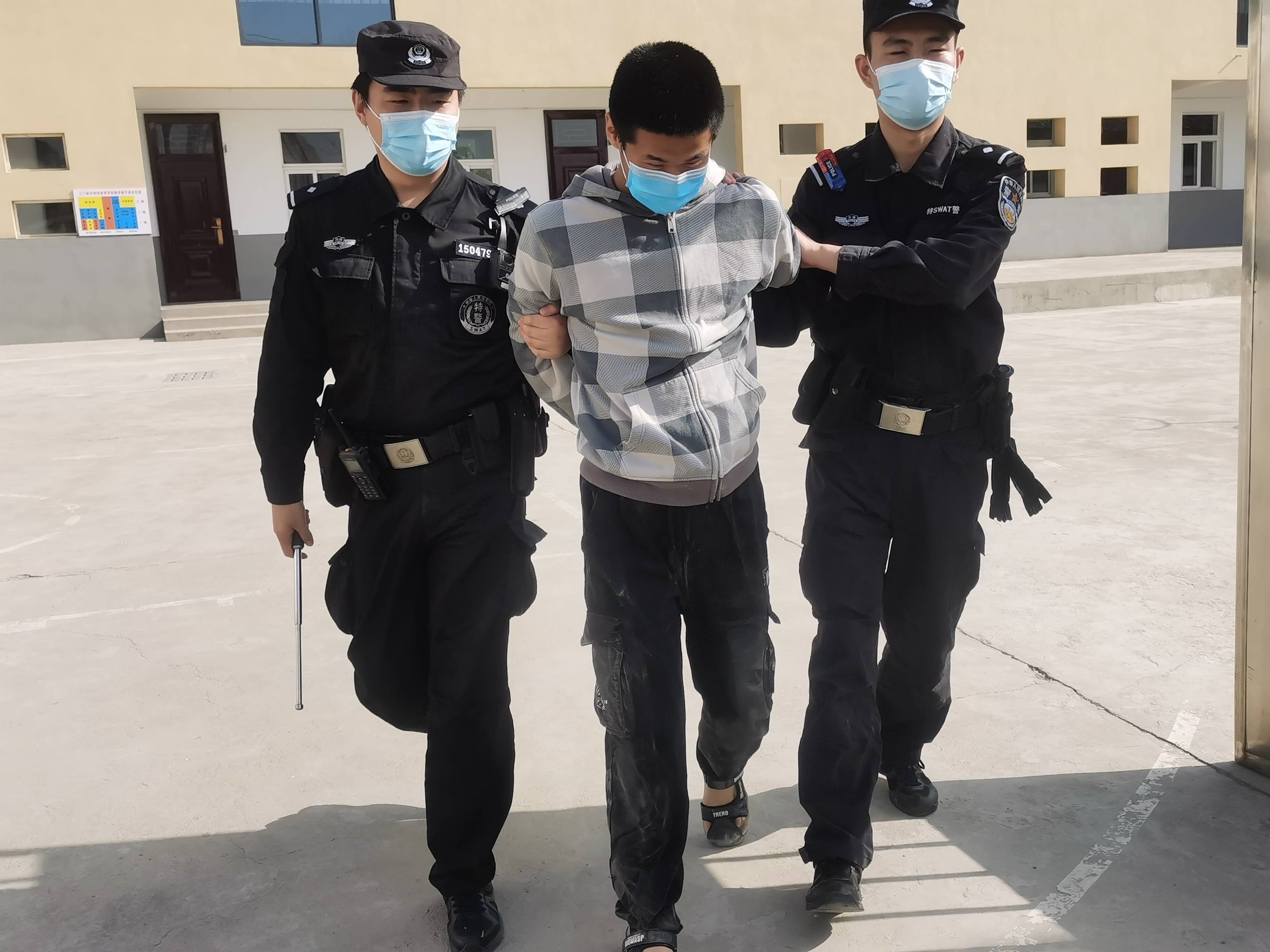 三门峡市特殊教育学校进行校园反恐防暴应急演练_歹徒_特警_师生