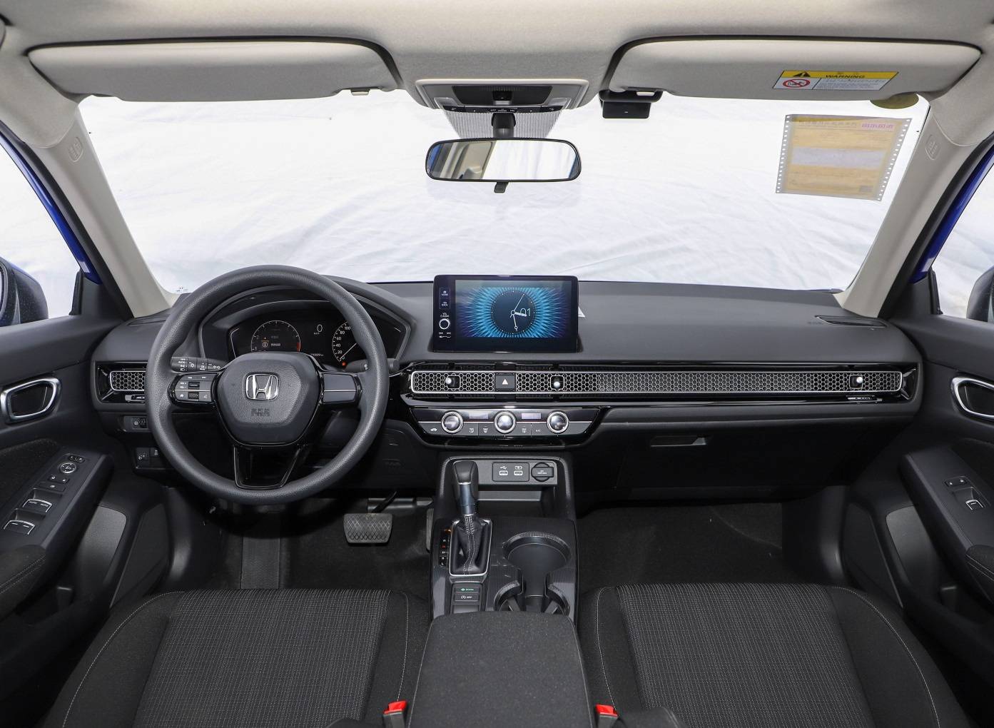 内饰上,相对于上一款车型来说,新款思域提供了9英寸中控屏和7英寸仪表