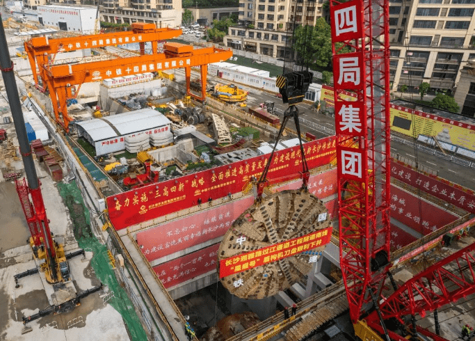 (隧道)西起嶽麓區嶽華路,東至開福區芙蓉路,位於三一大道與營盤路之間