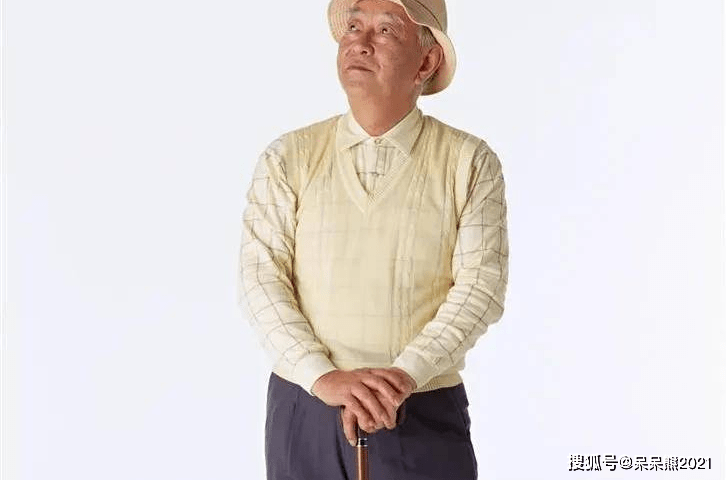 48岁男保姆自诉工资9000每天要为68岁老人搓澡洗脚我受不了