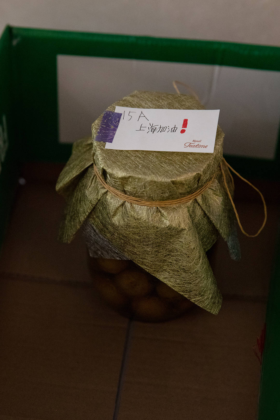 上海小区24天封控实录:小学女儿严控食物用量 种葱每天量高度