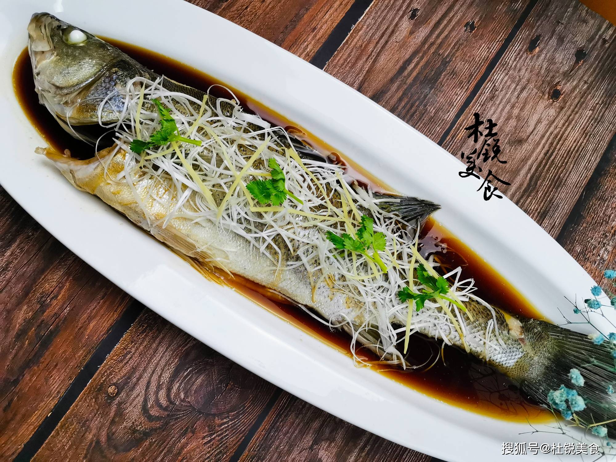 原创清蒸鱼到底先浇热油还是先淋酱油有人常做错难怪鱼又腥又柴