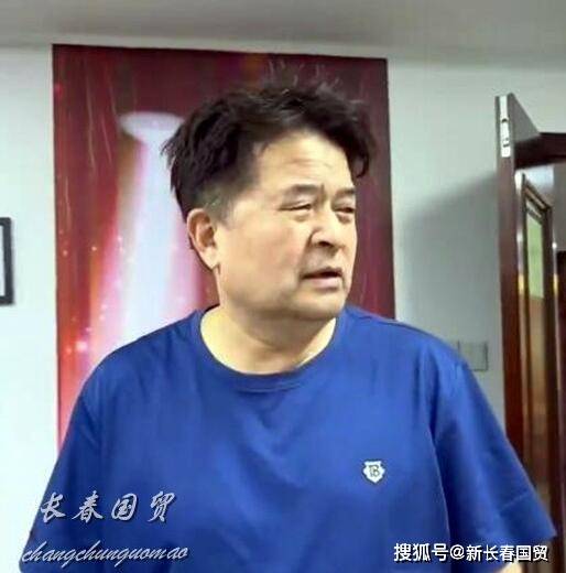 63岁前央视主持人毕福剑近照曝光,头发凌乱面带疲惫显憔悴