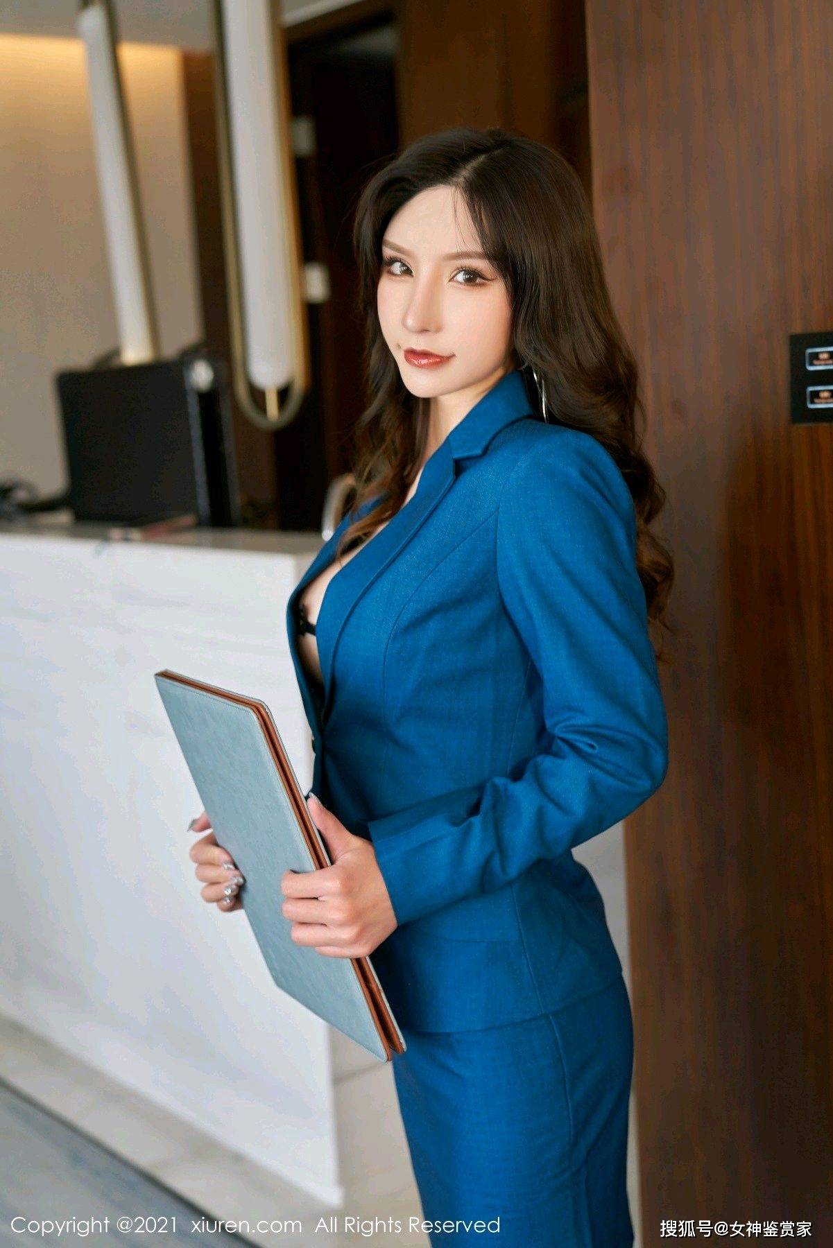 深v西装搭配蓝色包臀裙周于希带来高冷女神既视感