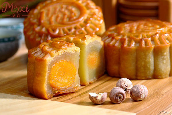 双黄白莲蓉月饼制作流程_摩西食品