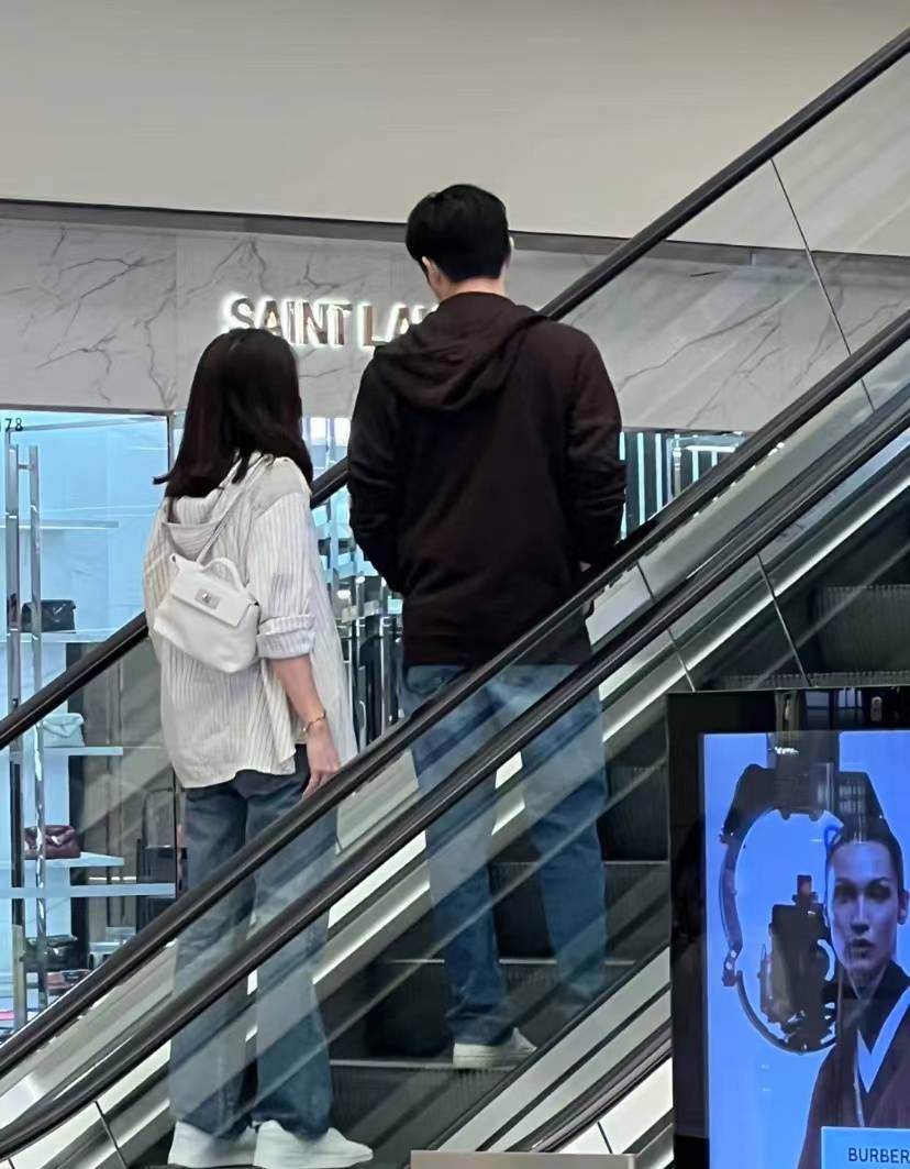 原创张智霖跟袁咏仪逛街两口子一前一后显低调画面犹如老夫老妻