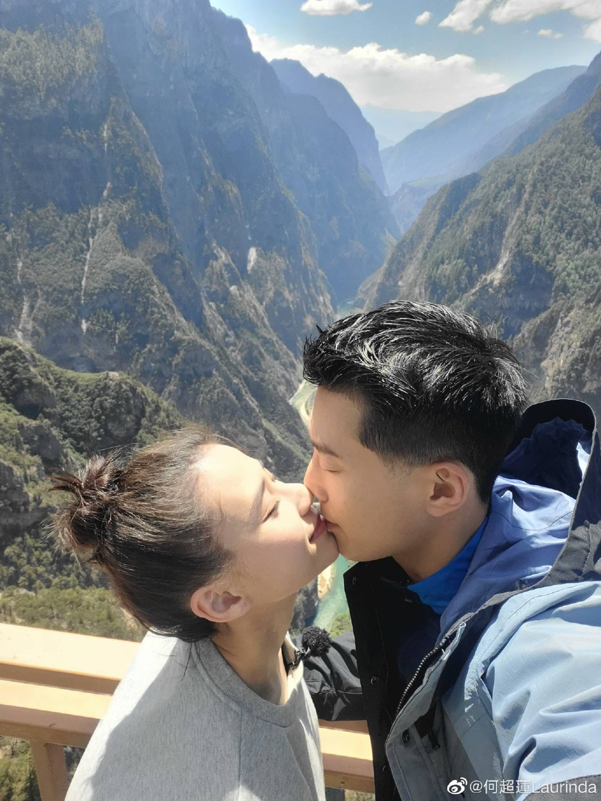 窦骁不但出席过何超莲家族的一些活动两人也同时一起参加过综艺节目
