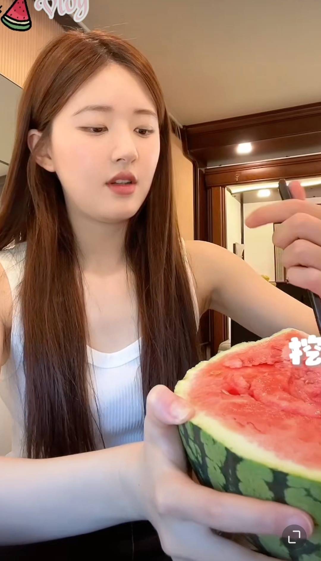 赵露思懒理和杨洋绯闻晒吃瓜视频一语双关笑出法令纹难掩老态