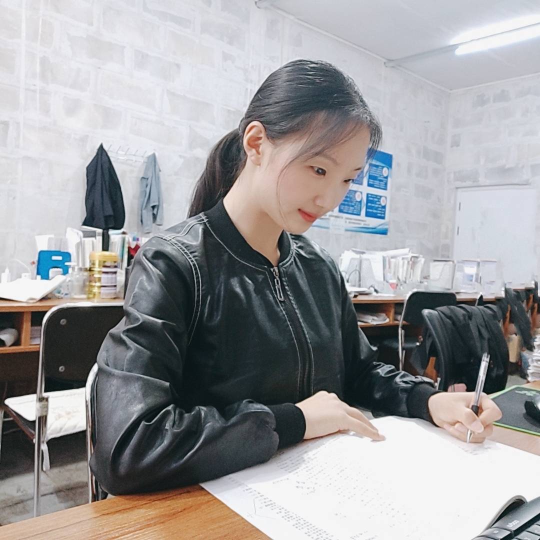 教师简介:左依琳高一生物组组长:景雪慧老师高二语文组组长:左依琳