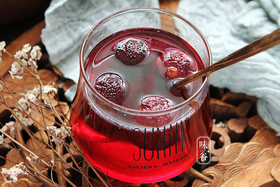 冰镇杨梅汤【做法】:1,新鲜采摘的大杨梅,用盐水浸泡20分钟,清洁杨梅