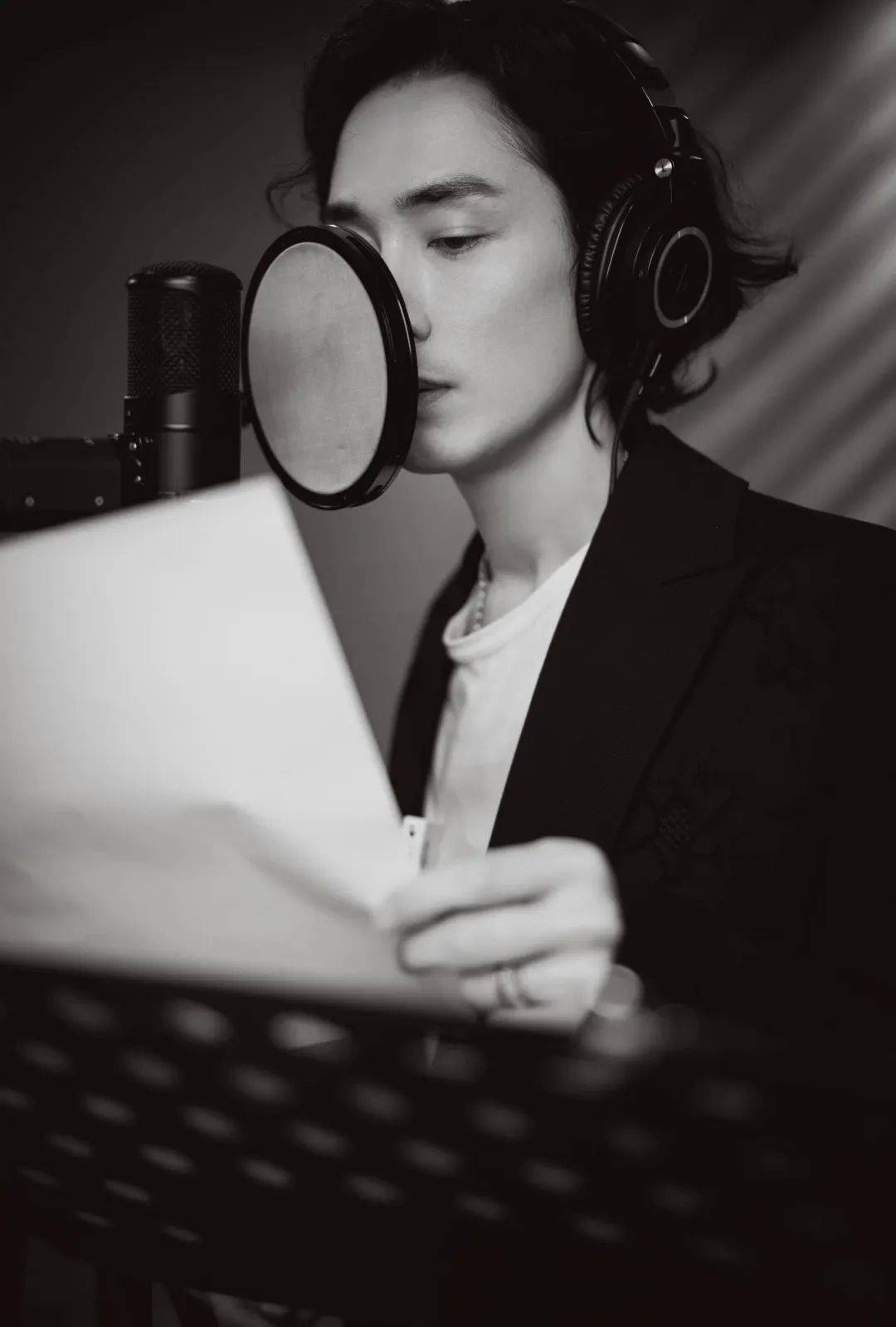 在同步释出的新歌纪录片中,李承铉也传递出了自己对于音乐不断追求