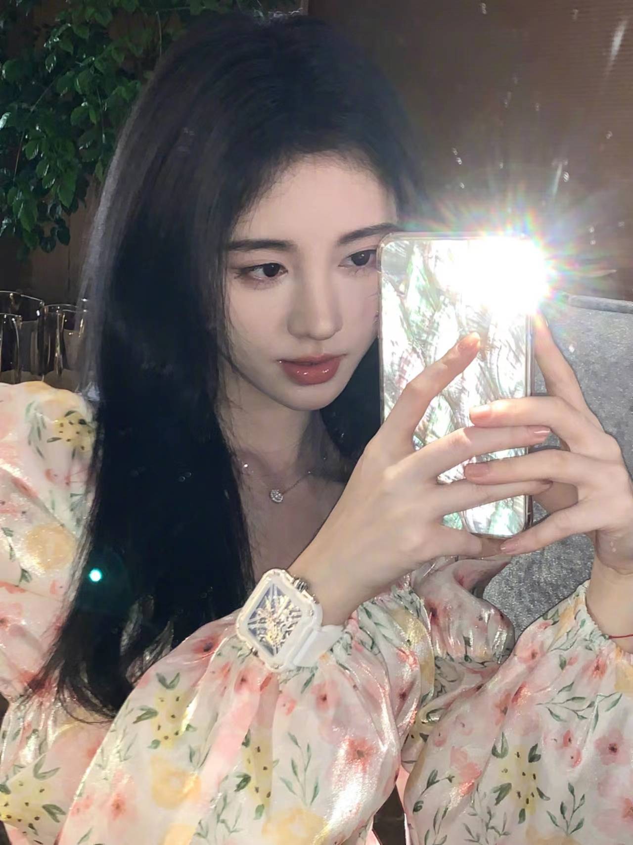 鞠婧祎与猫咪互动甜蜜温馨手握鲜花笑容甜美可人