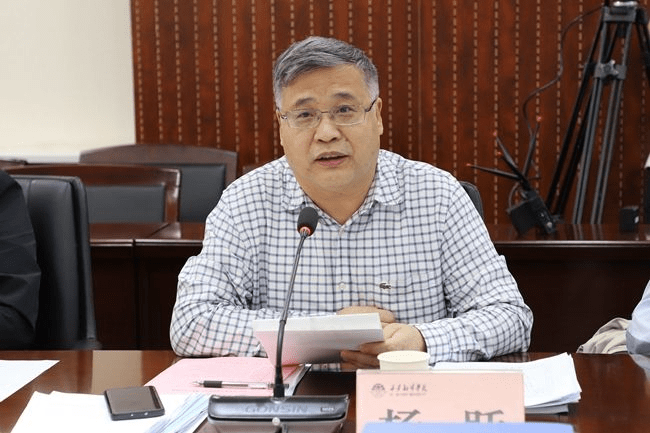 专家组组长杨跃进行情况反馈专家组实地考察教学条件合影留念返回搜狐