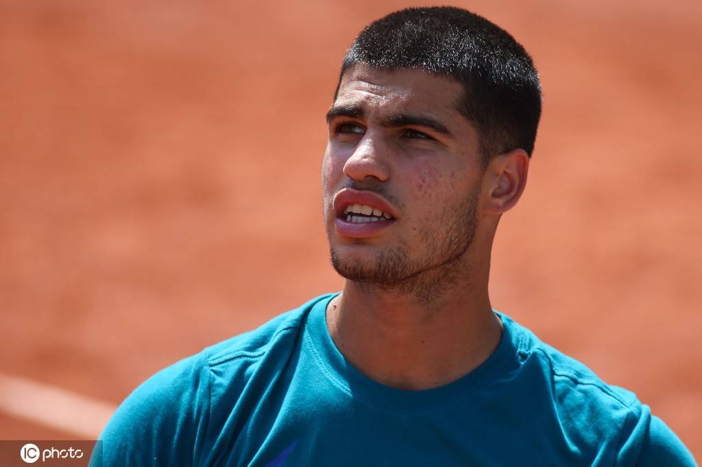 阿尔卡拉斯备战法网反手回球势大力沉图