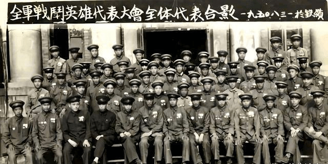 三十八军全军战斗英雄在辽宁铁岭拍的合影照片