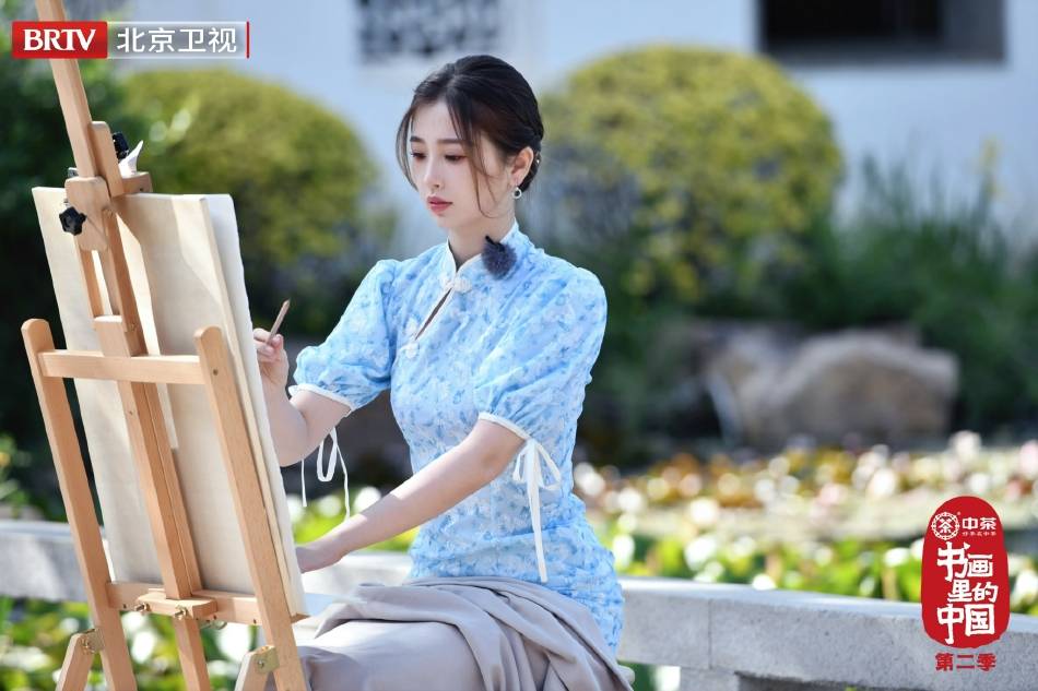 虞书欣穿蓝色旗袍韵味十足 仪态优雅尽显温润气质