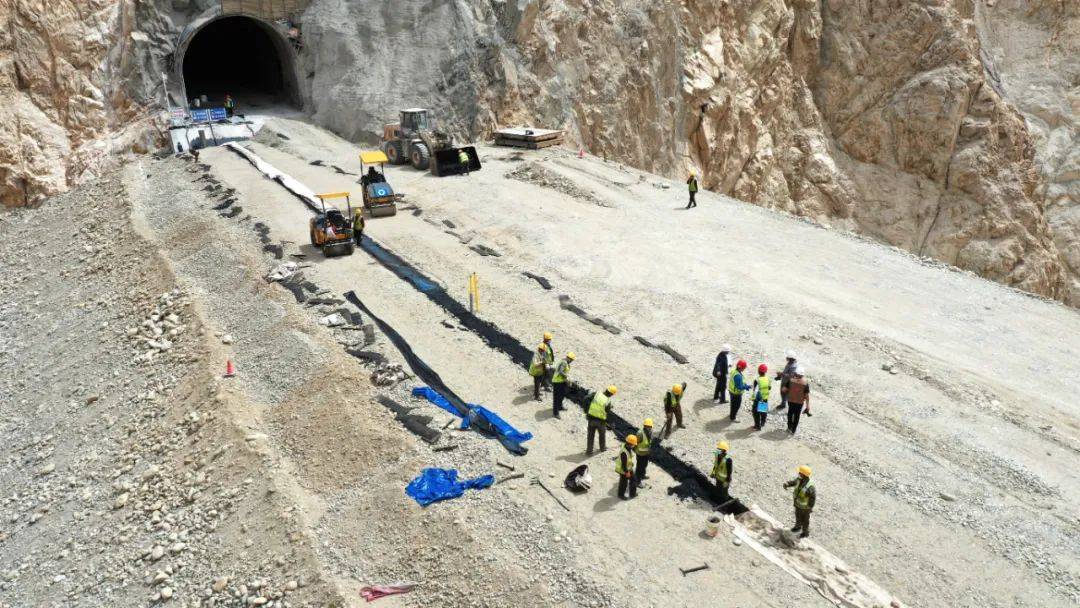 和硕县清水河伯斯阿木水库沥青混凝土心墙大坝顺利封顶