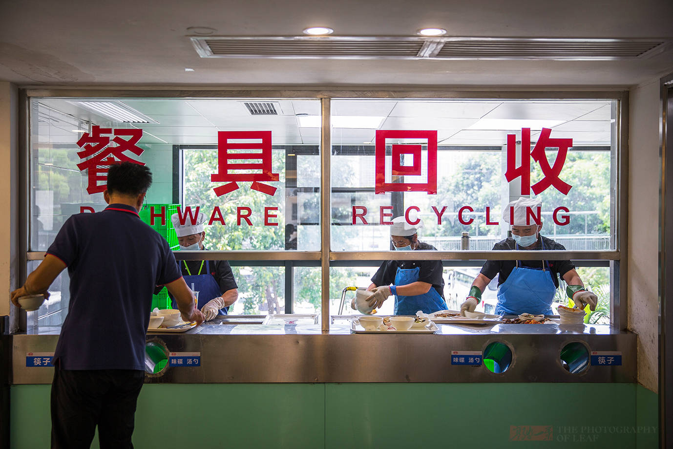 在迪味小厨每位用完餐的食客必须把自己的餐盘送到餐具回收处,每一层