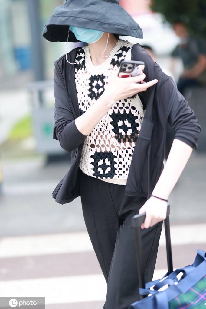 盖玥希成都到达黑色大檐帽遮挡严实难掩好身材