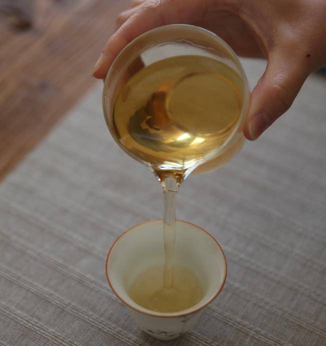 原创勐库大雪山古树藤条茶山野韵花蜜香冰糖甜韵醉人