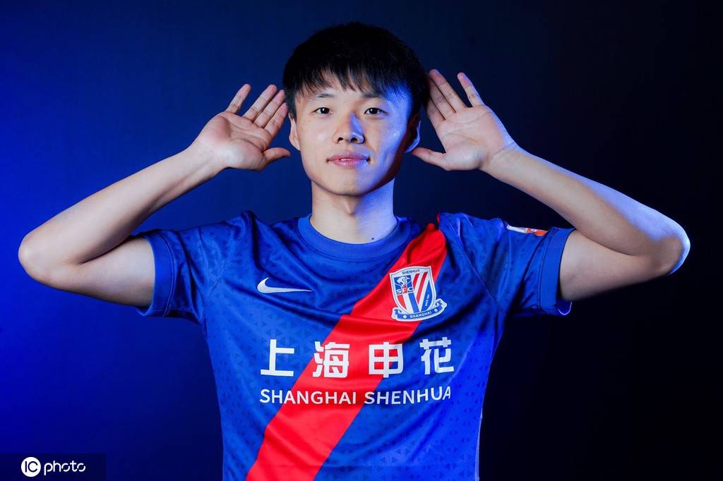 上海申花新赛季写真吴曦坚毅握拳挺立组图