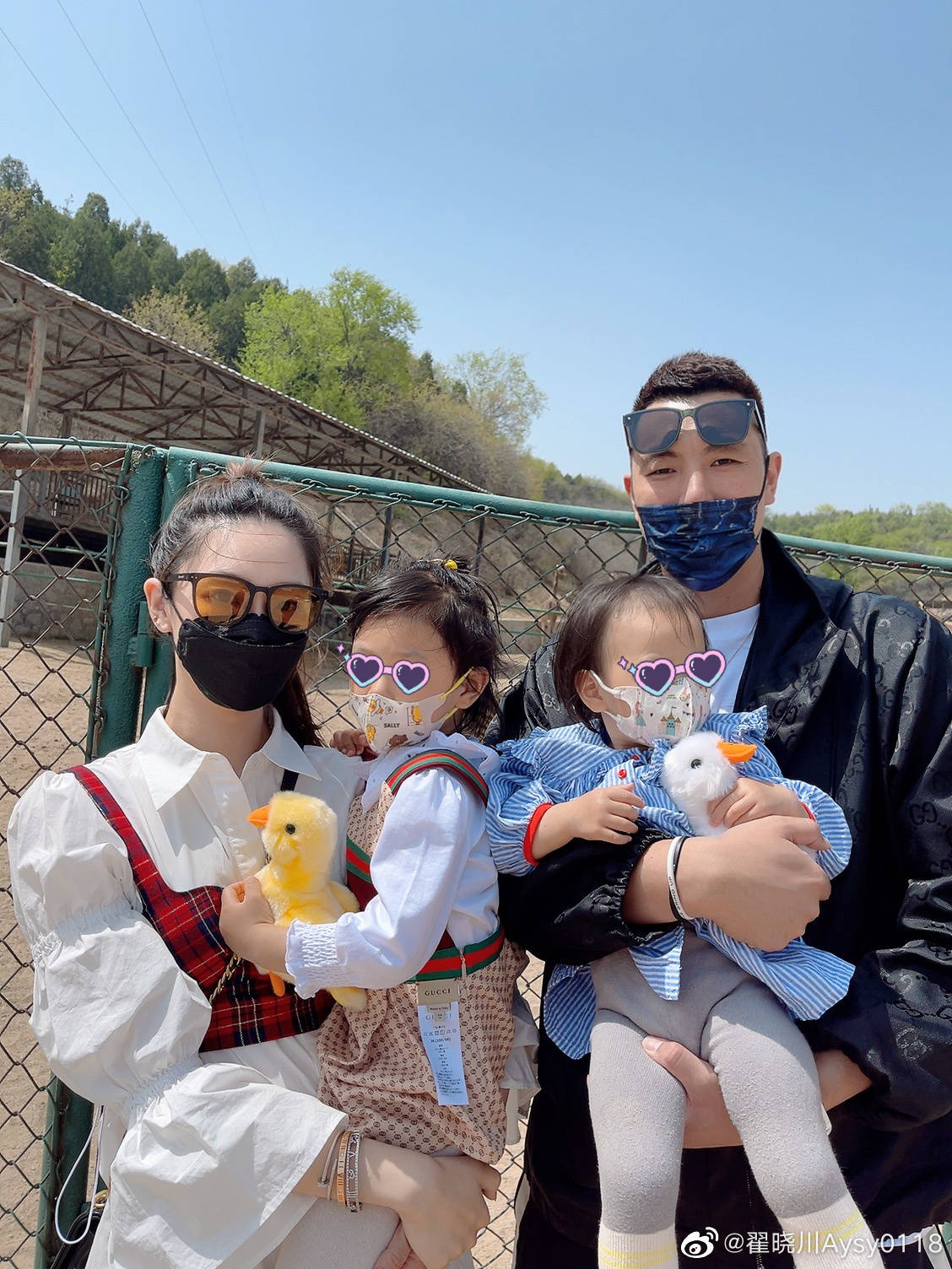 翟晓川晒家人照:两个小宝贝儿和一个大宝贝儿六一快乐_北京男篮_赛季