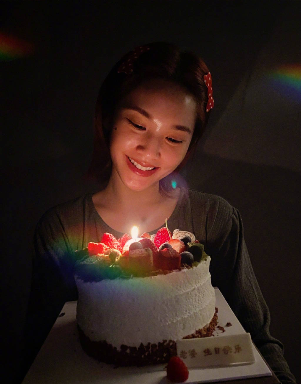 杨丞琳晒生日惊喜蛋糕笑意温柔李荣浩零点准时送祝福